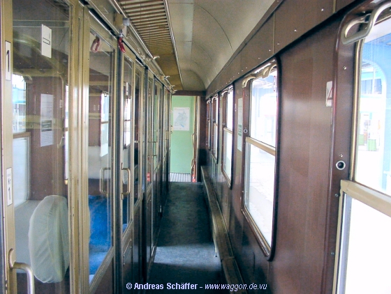 Seitengang im 1. Klasse-Abteil ABn703